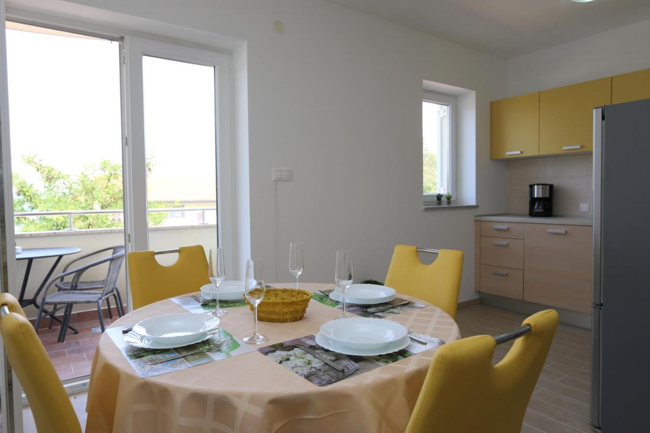 Apartments Sucic Iva I Tea Солине Екстериор снимка